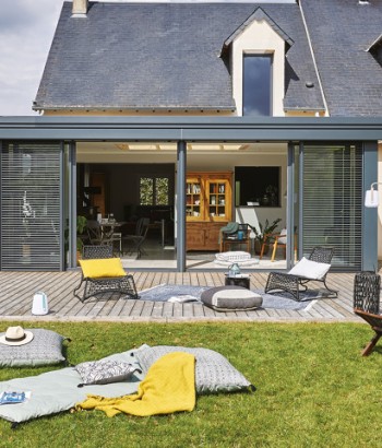 découvrez le prix moyen pour une extension en bois de 20m2, les facteurs influençant le coût et des conseils pour budgétiser votre projet d'agrandissement de maison.