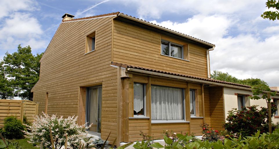 découvrez le prix d'une extension en bois de 20m2 : facteurs à considérer, coût moyen au m2, astuces pour optimiser votre budget et conseils pour réussir votre projet d'agrandissement.