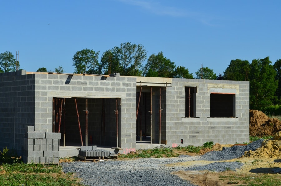 d&eacute;couvrez les facteurs qui influencent le prix d'un garage, des conseils pour comparer les offres et estimer le co&ucirc;t selon la r&eacute;gion, la superficie et les mat&eacute;riaux.