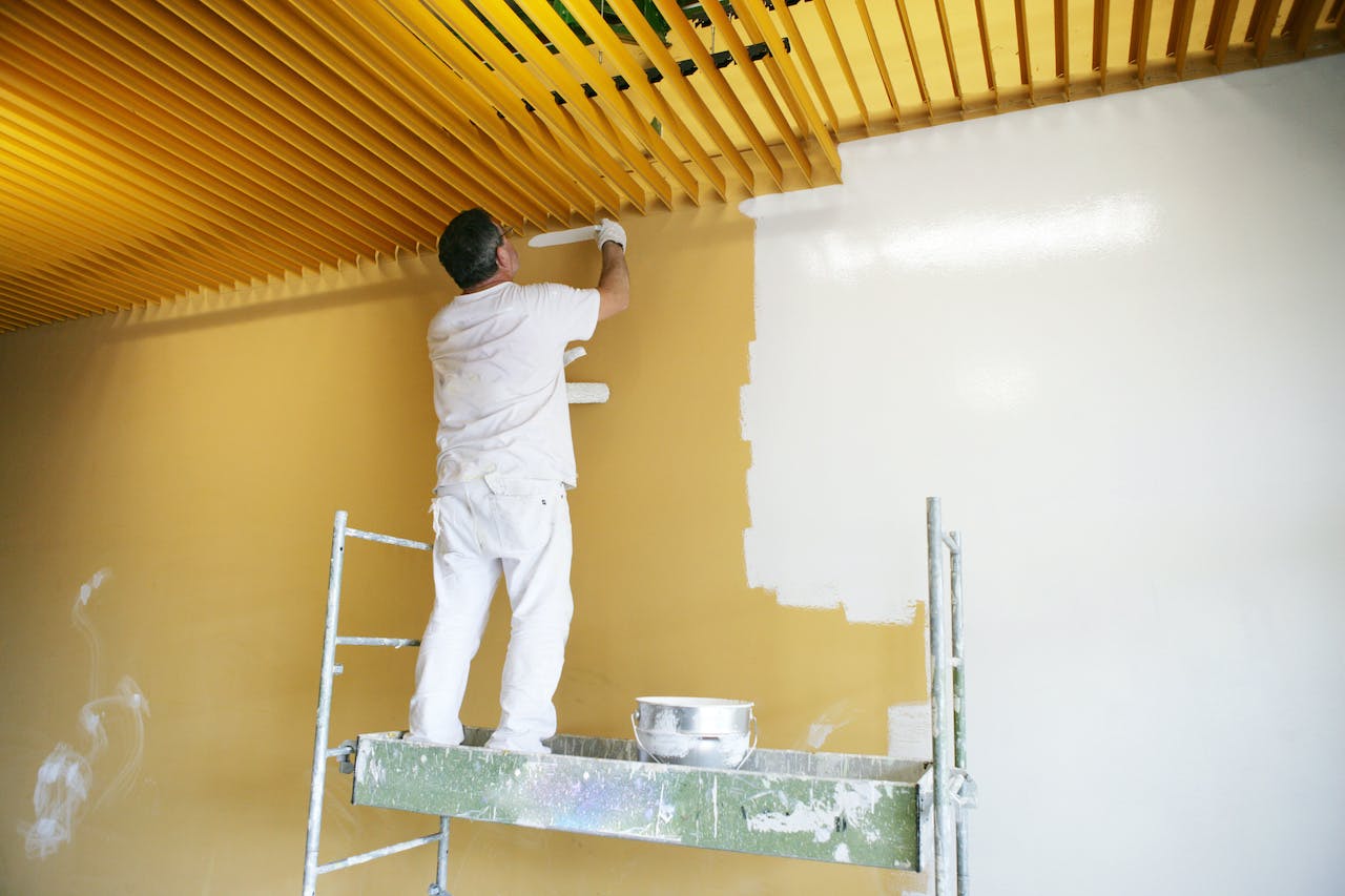 d&eacute;couvrez tout ce qu'il faut savoir sur le prix de la peinture : tarifs au m&egrave;tre carr&eacute;, conseils pour estimer votre budget et astuces pour choisir le bon peintre ou r&eacute;aliser vos travaux vous-m&ecirc;me.