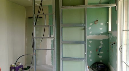 d&eacute;couvrez les prix du placo en 2025 : tarifs au m&sup2;, conseils pour estimer votre budget, et astuces pour payer moins cher vos travaux de r&eacute;novation ou d&rsquo;am&eacute;nagement int&eacute;rieur.