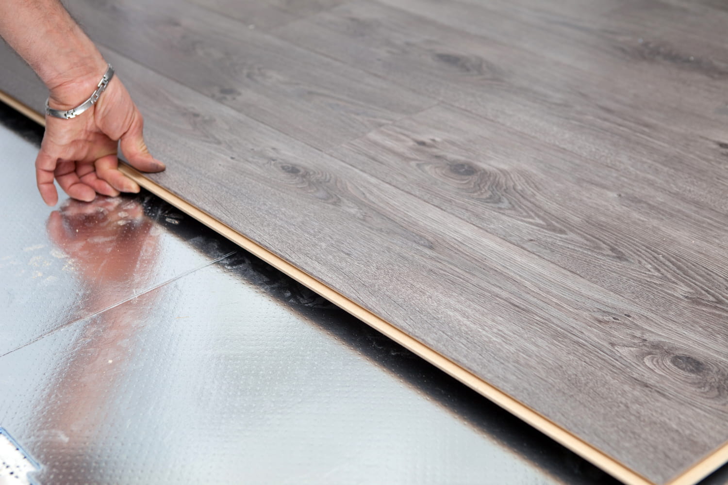 découvrez le prix de la pose de parquet stratifié en 2025 : conseils, tarifs au m², devis comparatifs et astuces pour optimiser votre budget. guide complet pour votre projet de rénovation !