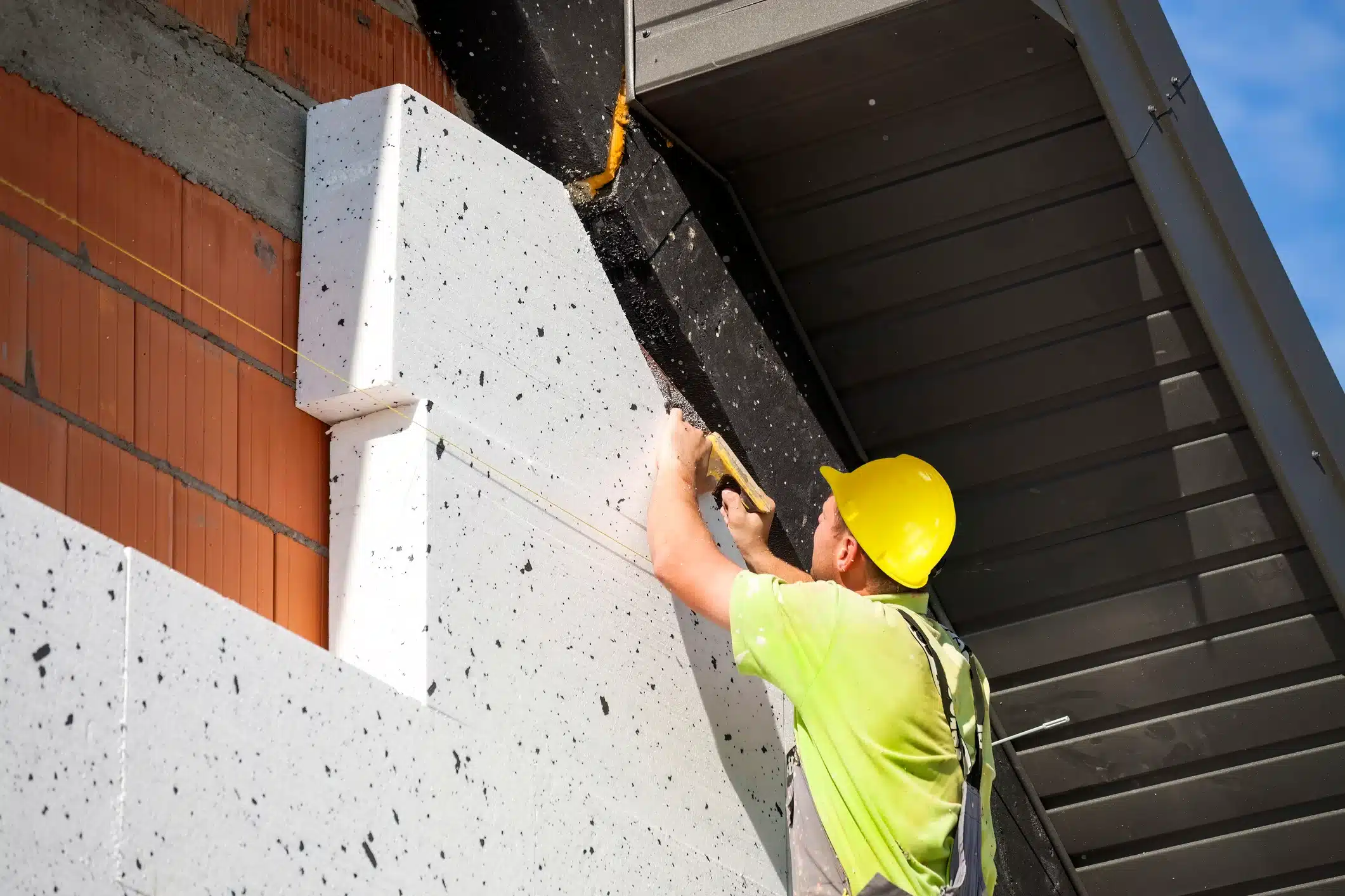 d&eacute;couvrez le prix moyen d&rsquo;un ravalement de fa&ccedil;ade pour 100m2, les facteurs qui influencent le co&ucirc;t, ainsi que des conseils pour bien budg&eacute;tiser vos travaux de r&eacute;novation ext&eacute;rieure.