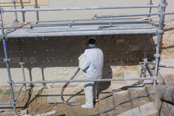 d&eacute;couvrez le prix moyen d&rsquo;un ravalement de fa&ccedil;ade de 100m2 en 2025, les facteurs qui influencent le co&ucirc;t et nos conseils pour r&eacute;ussir vos travaux au meilleur tarif.