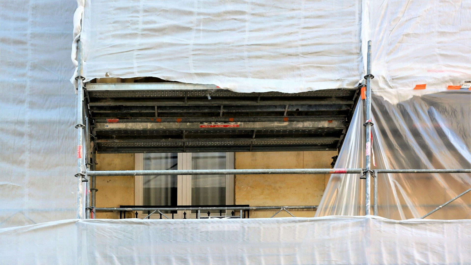 découvrez les prix pour un ravalement de façade de 100m2 à paris. comparez les tarifs, obtenez des conseils et estimations pour vos travaux de rénovation.