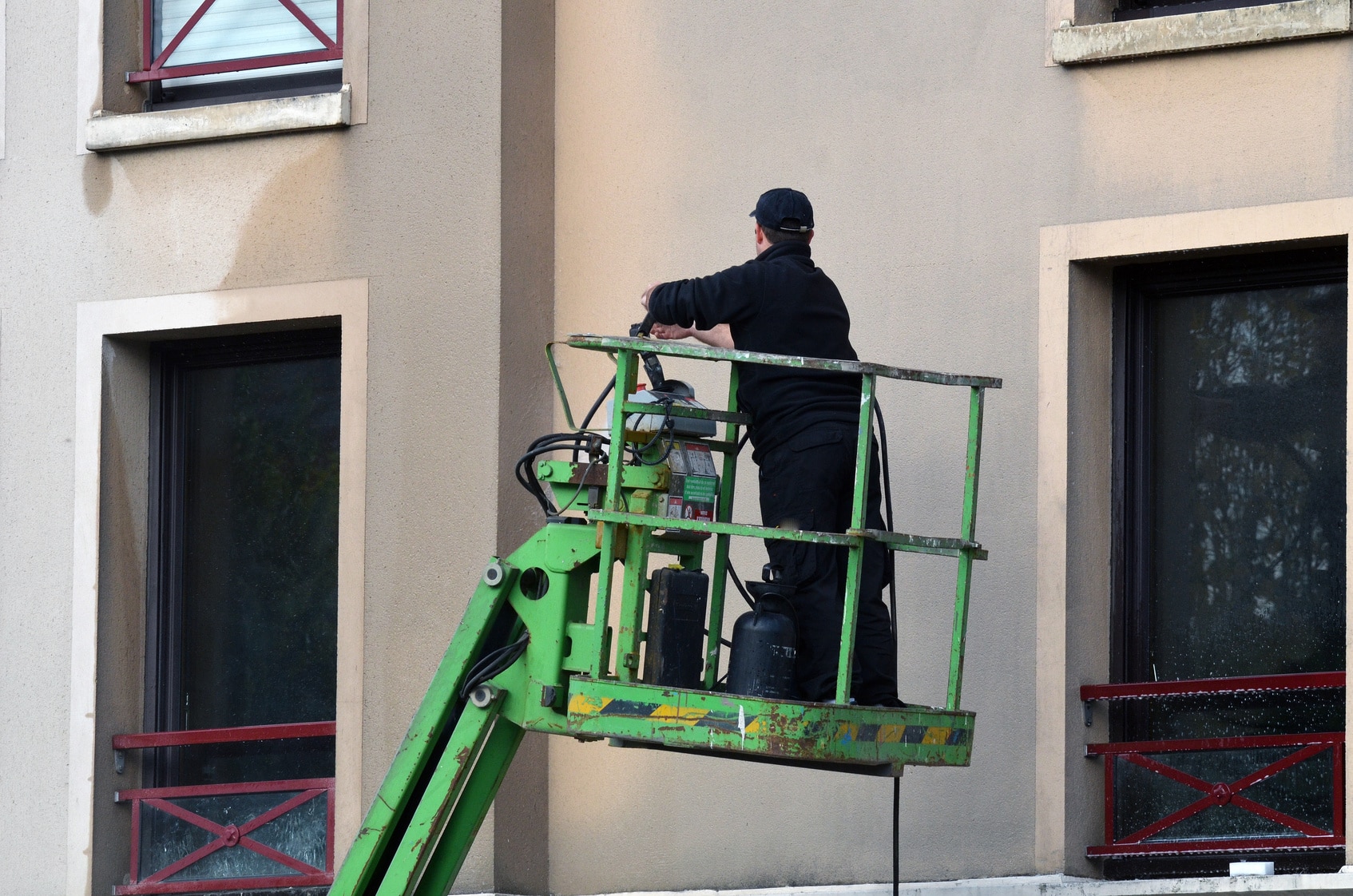 découvrez les prix du ravalement de façade en 2025 : tarifs moyens au m², facteurs de coût, conseils pour estimer votre budget et aides disponibles pour vos travaux de rénovation.