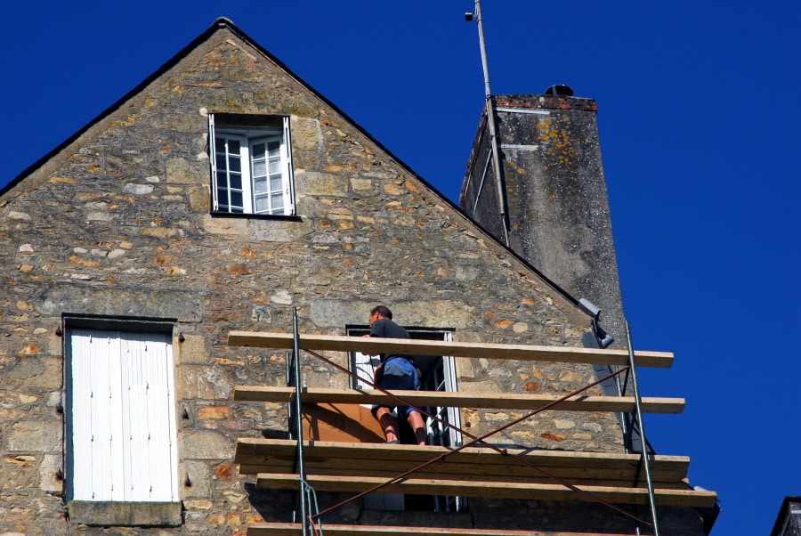 découvrez tout ce qu'il faut savoir sur le prix d'un ravalement de façade : tarifs au m², facteurs influençant le coût, conseils pour estimer votre budget et réussir vos travaux.