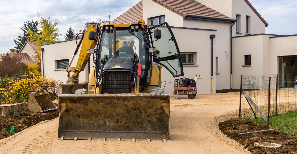 découvrez les prix du terrassement en 2025 : tarifs moyens, facteurs influençant le coût et conseils pour estimer votre budget de travaux.
