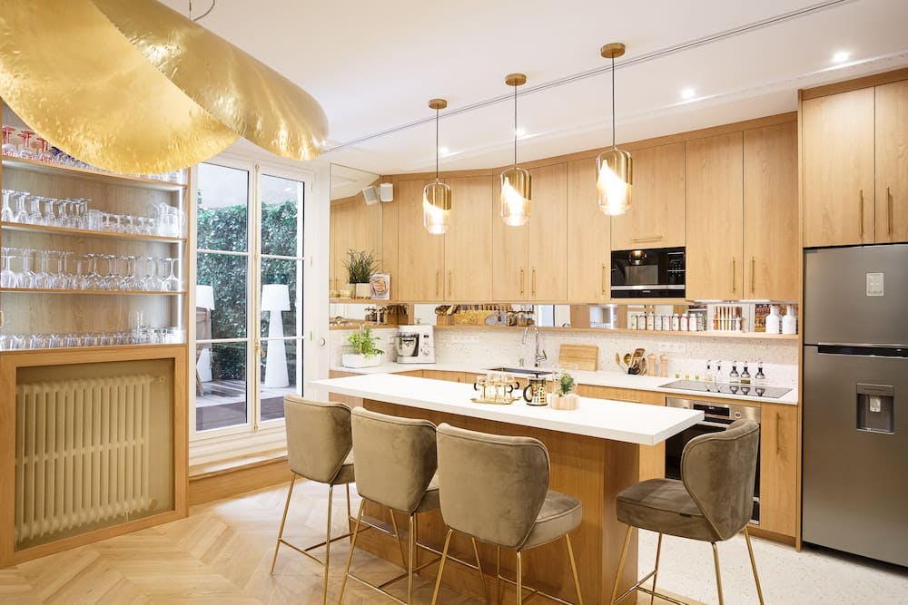 offrez une nouvelle vie à votre intérieur avec notre service de rénovation haut de gamme : matériaux nobles, finitions élégantes et savoir-faire d’exception pour des espaces uniques et raffinés.