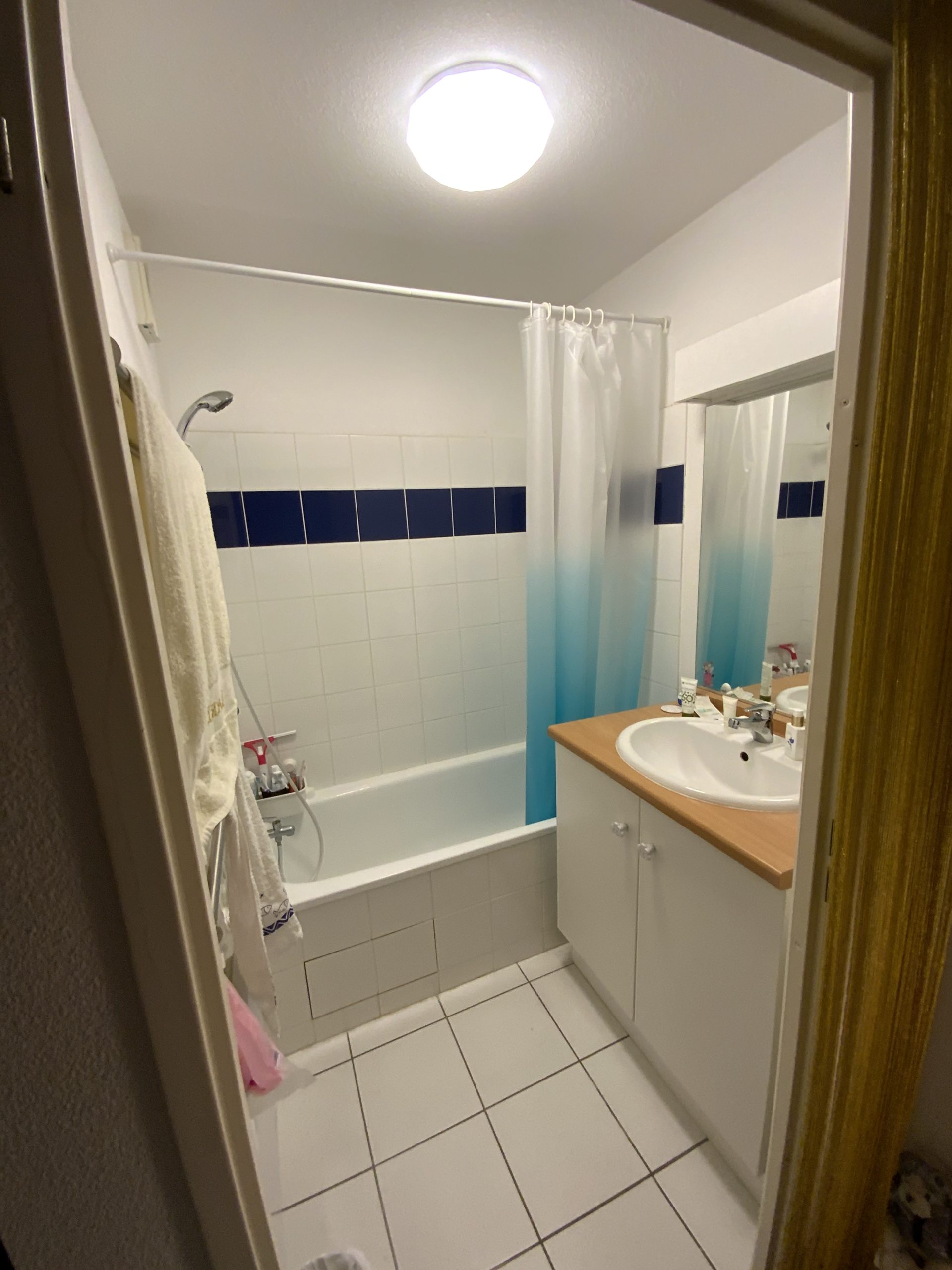 découvrez nos conseils et astuces pour réussir la rénovation de votre petite salle de bain. optimisez l'espace et créez une pièce pratique et moderne, même avec de petites dimensions.