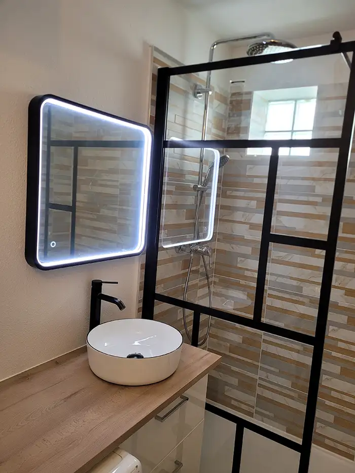 découvrez nos conseils et idées de rénovation pour une petite salle de bain : astuces gain de place, choix des matériaux, aménagement optimal et inspirations pour transformer votre espace avec style.