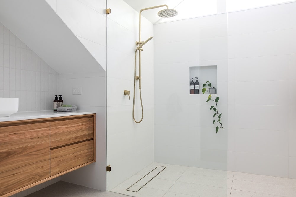 optimisez votre espace avec une r&eacute;novation de salle de bain sous pente &agrave; paris 10. solutions sur-mesure, design et fonctionnalit&eacute; pour petits espaces. demandez votre devis personnalis&eacute; !