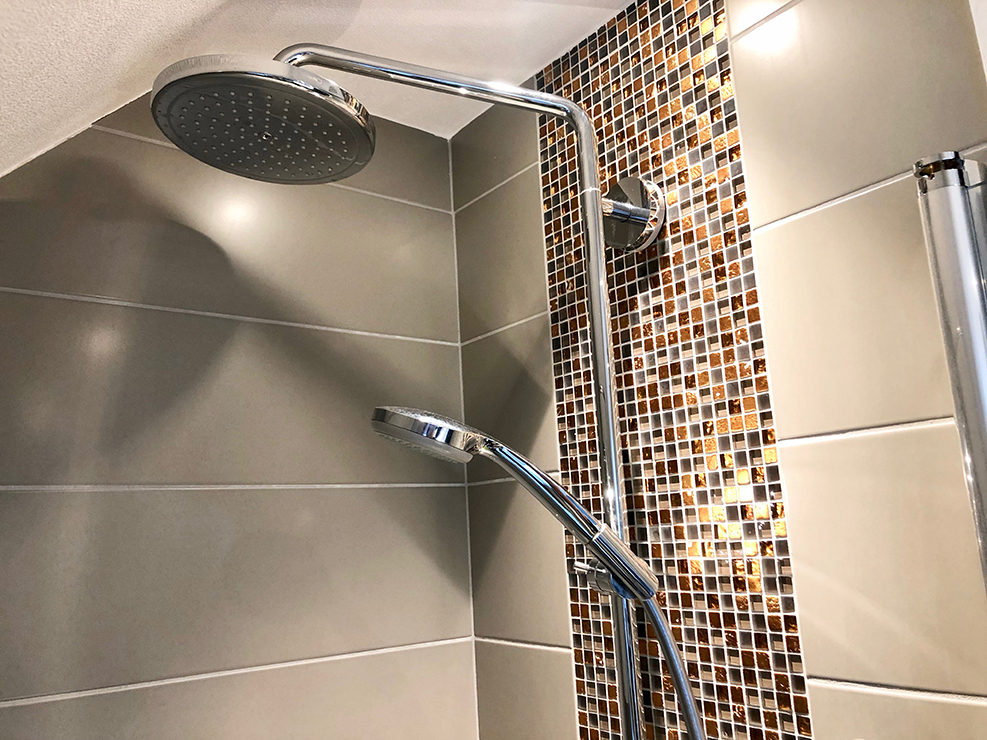 optez pour une r&eacute;novation sur mesure de votre salle de bain sous pente &agrave; paris 10. solutions adapt&eacute;es, optimisation de l'espace et finitions de qualit&eacute; pour un espace fonctionnel et esth&eacute;tique.