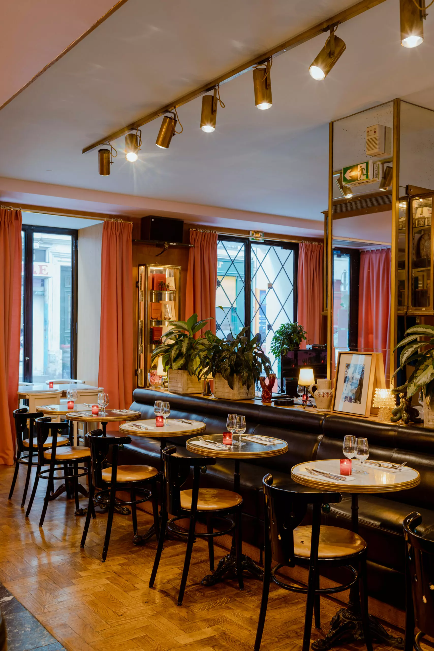 sp&eacute;cialistes en restauration de moulures &agrave; paris 75010, nous redonnons vie &agrave; vos ornements anciens avec savoir-faire et pr&eacute;cision. intervention rapide, devis gratuit.