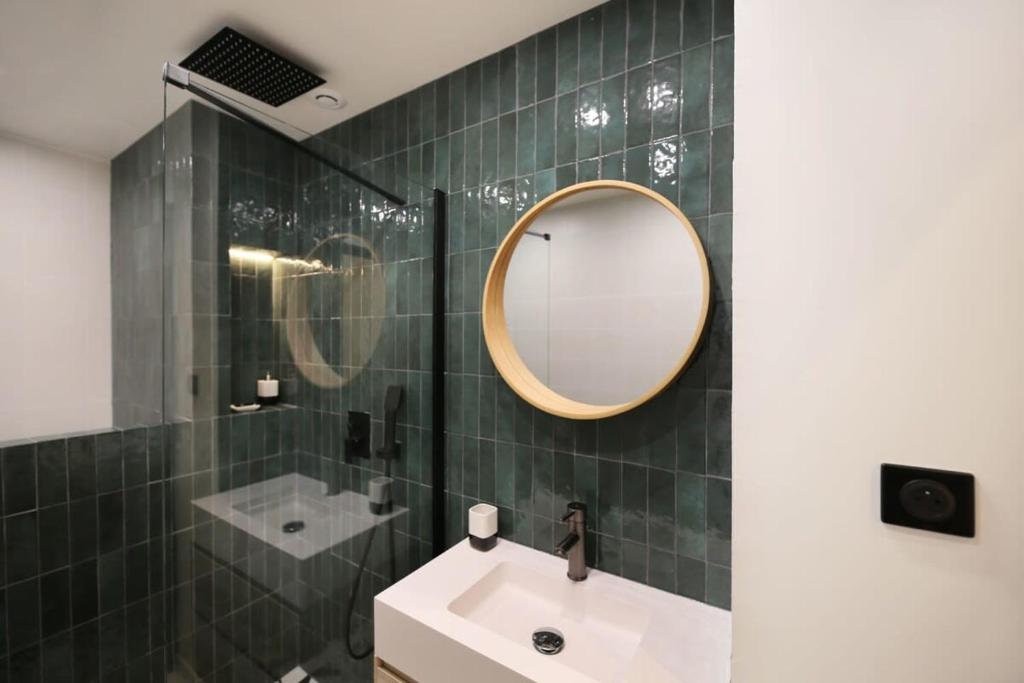 découvrez nos solutions pour aménager une salle de bain familiale pratique et design à paris 10. conseils, astuces et inspirations pour optimiser votre espace pour toute la famille !