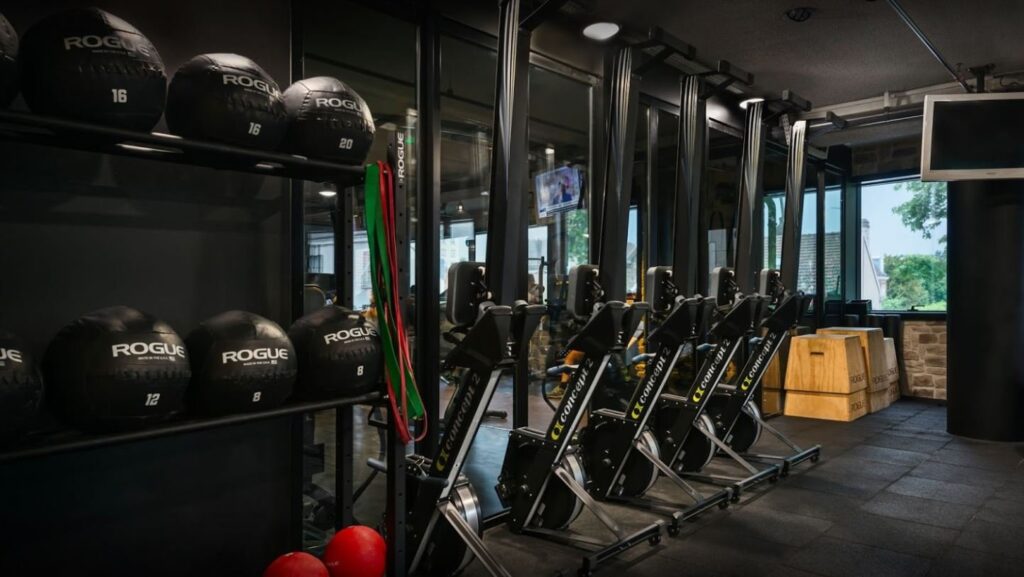 découvrez une salle de sport moderne au cœur du 10e arrondissement de paris. profitez d’un espace type loft convivial, équipé pour tous vos entraînements fitness et musculation. inscription facile, ambiance motivante, coaching professionnel.