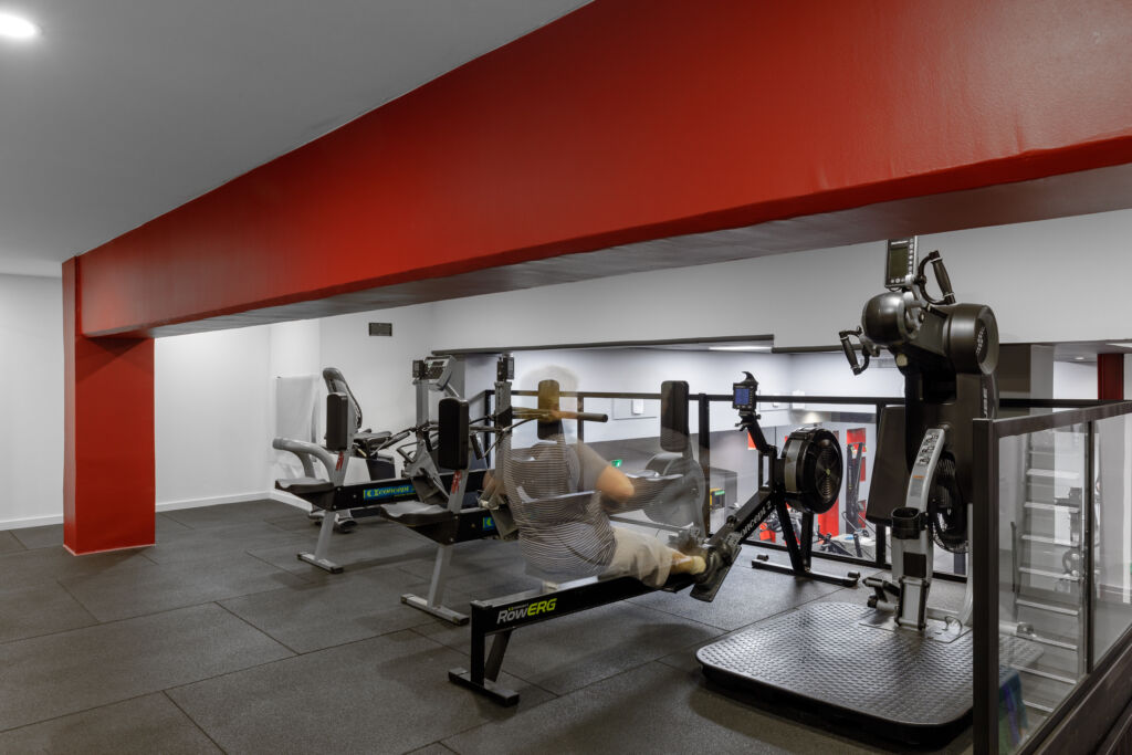 découvrez notre salle de sport loft à paris 10 : un espace moderne et convivial pour vous entraîner, profiter de cours variés et atteindre vos objectifs fitness dans une ambiance unique au cœur du 10ème arrondissement.
