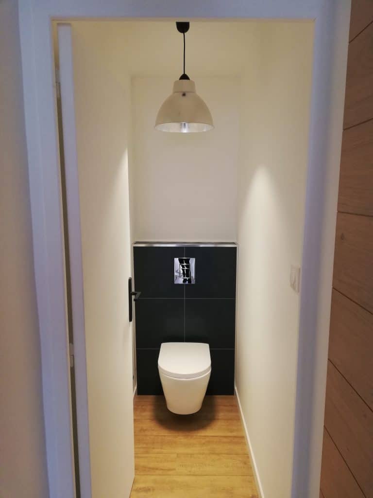 découvrez comment installer un wc suspendu pour la rénovation de votre salle de bain à paris 75010. conseils pratiques, gain d’espace et modernité pour un intérieur élégant.