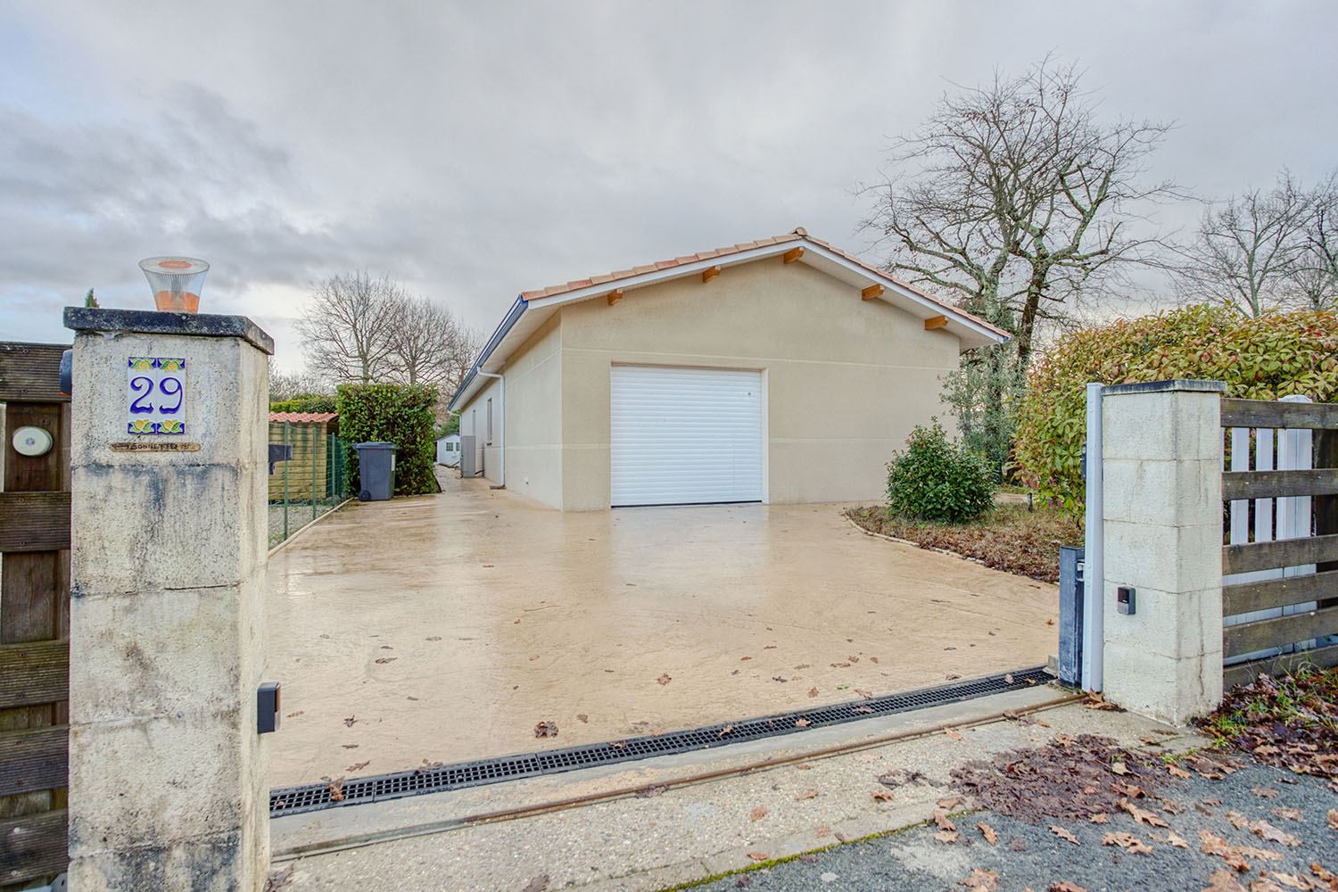 d&eacute;couvrez toutes les tendances et conseils pour la construction d&rsquo;un garage en 2025 : mat&eacute;riaux innovants, r&eacute;glementation &agrave; jour et astuces pour un projet r&eacute;ussi.