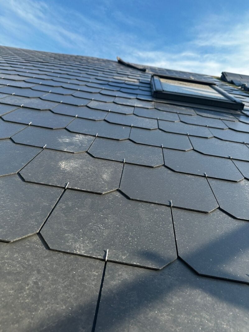 d&eacute;couvrez tous les &eacute;l&eacute;ments qui influencent le prix d&rsquo;une toiture : mat&eacute;riaux, surface, main d&rsquo;&oelig;uvre et astuces pour obtenir un devis adapt&eacute; &agrave; votre projet de r&eacute;novation ou de construction.