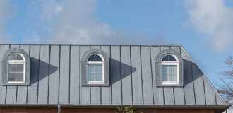 d&eacute;couvrez tout ce qu&rsquo;il faut savoir sur le prix d&rsquo;une toiture : mat&eacute;riaux, main-d&rsquo;&oelig;uvre, tarifs au m&sup2; et conseils pour r&eacute;ussir vos travaux de couverture au meilleur co&ucirc;t.