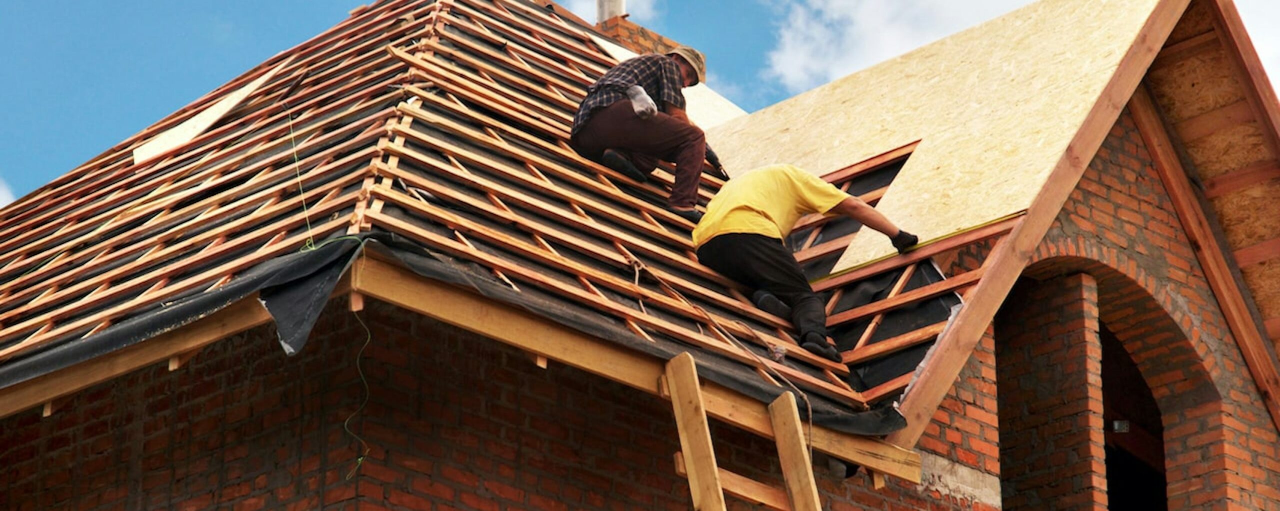 d&eacute;couvrez nos conseils pratiques pour r&eacute;ussir la r&eacute;novation de votre maison, en mettant l'accent sur la charpente et l'isolation pour un r&eacute;sultat durable et confortable.