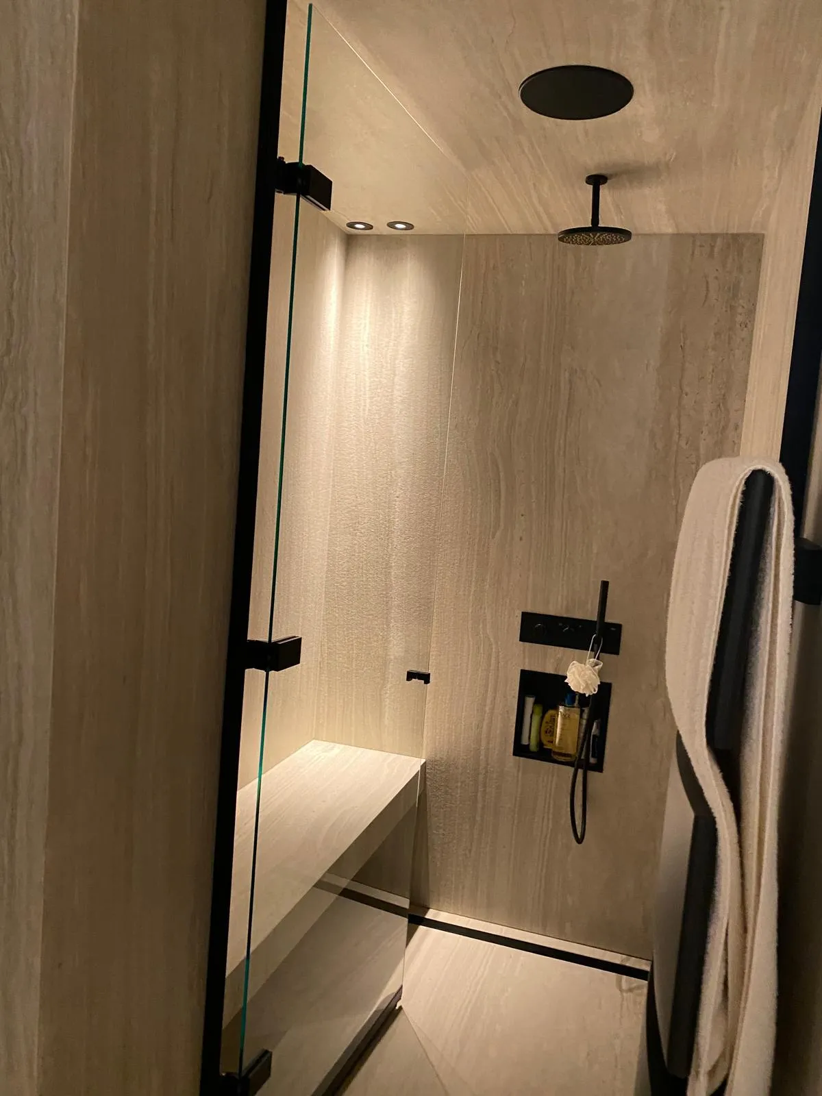 expert en rénovation de salle de bains en île-de-france, nous transformons votre espace avec qualité et savoir-faire pour un résultat moderne et fonctionnel.